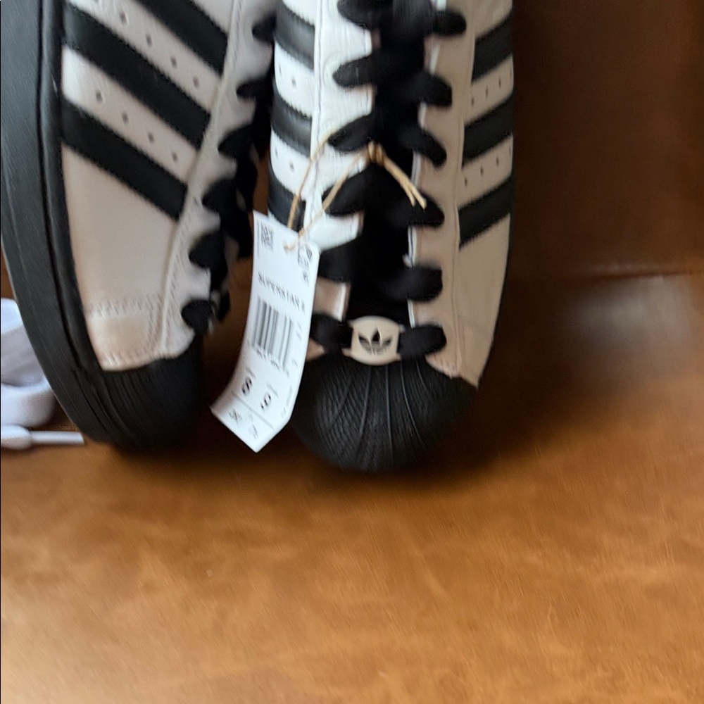 adidas NWT. White and Black Classic Shell-Toe Retro Inspired Sneaker. - Picture 5 of 5
